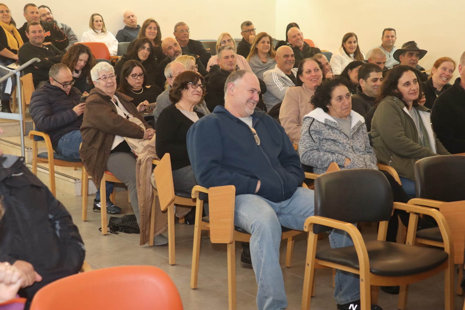 מתנדבי היישוב הקהילתי גן נר אוהבים לצחוק וגם להקשיב להרצאה על הומור וצחוק